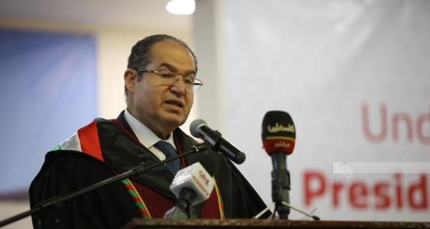 مستشار الرئيس للشؤون الدبلوماسية، رئيس مجلس أمناء الجامعة العربية الأمريكية مجدي الخالدي خلال إلقائه الكلمة في حفل التخريج